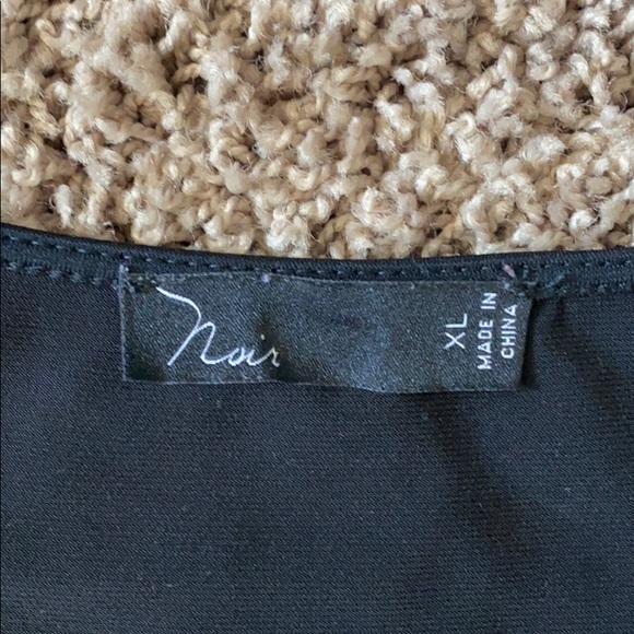 Color block front pleat top - Picture 4 of 8